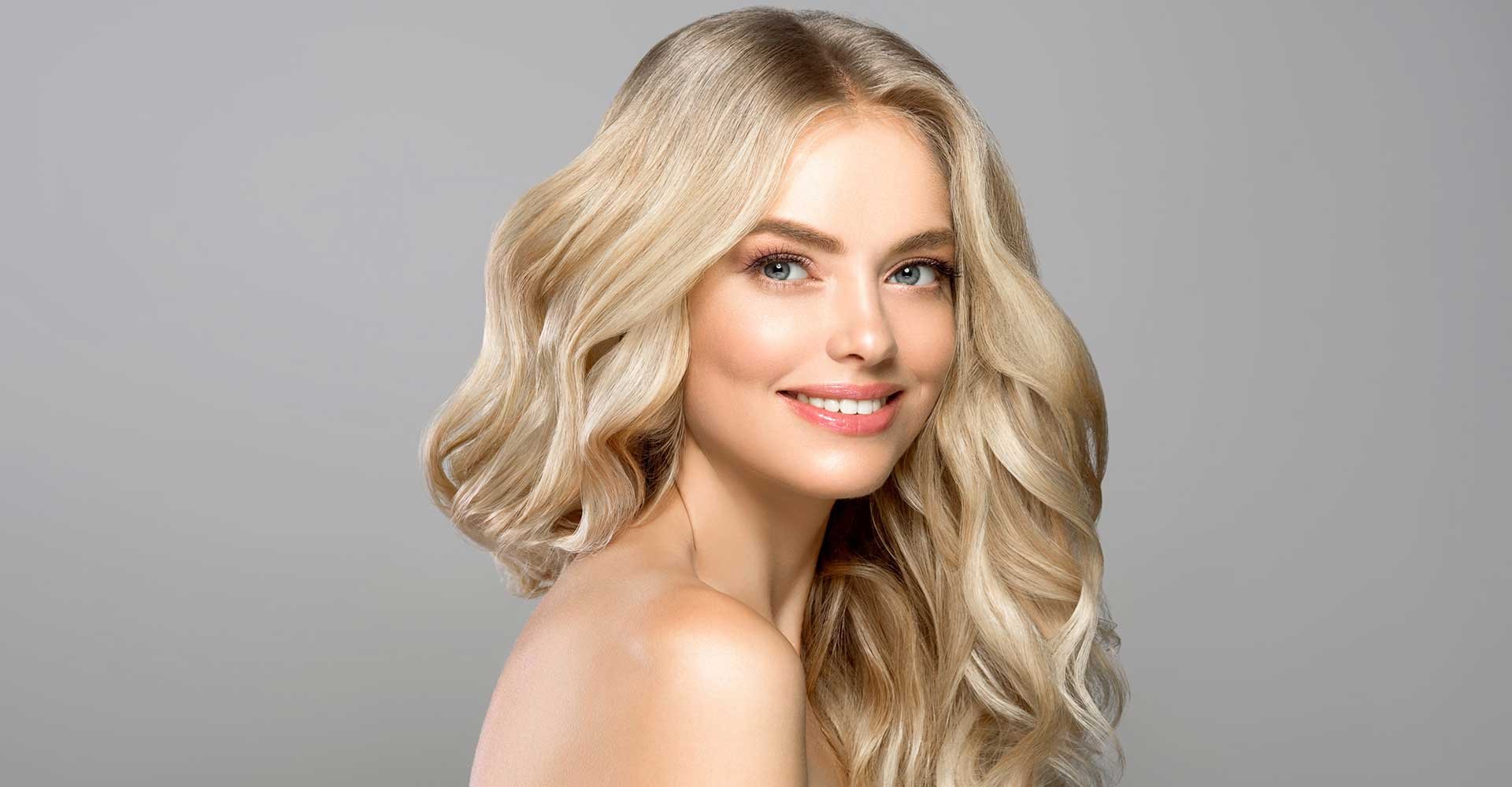 Modelo Com Cabelo Loiro Claro Ondulado Levemente